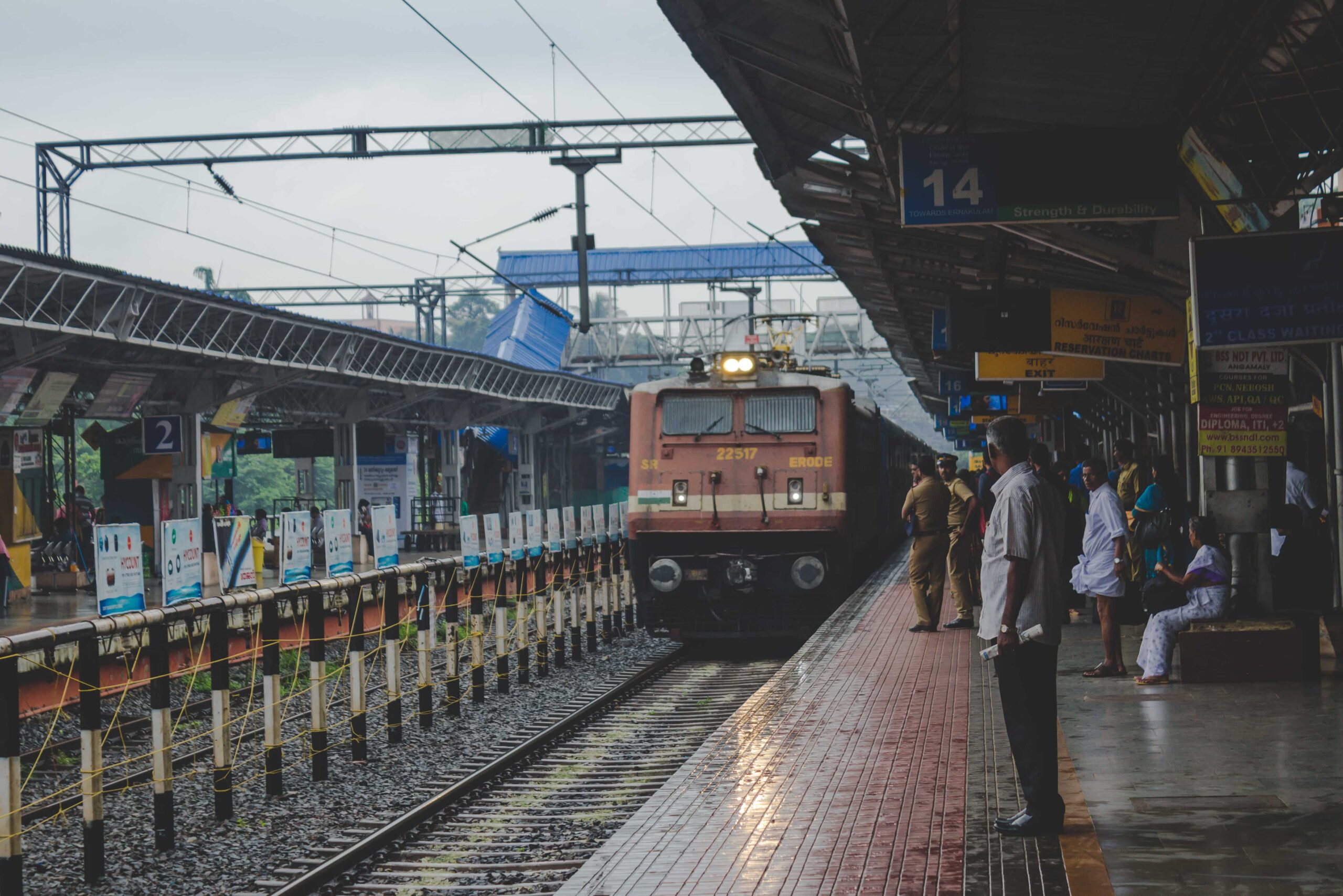 1 जुलाई से बदल जाएगा Tatkal टिकट सिस्टम: जानिए नया नियम IRCTC का 4 people watching as train approaches min 1 scaled